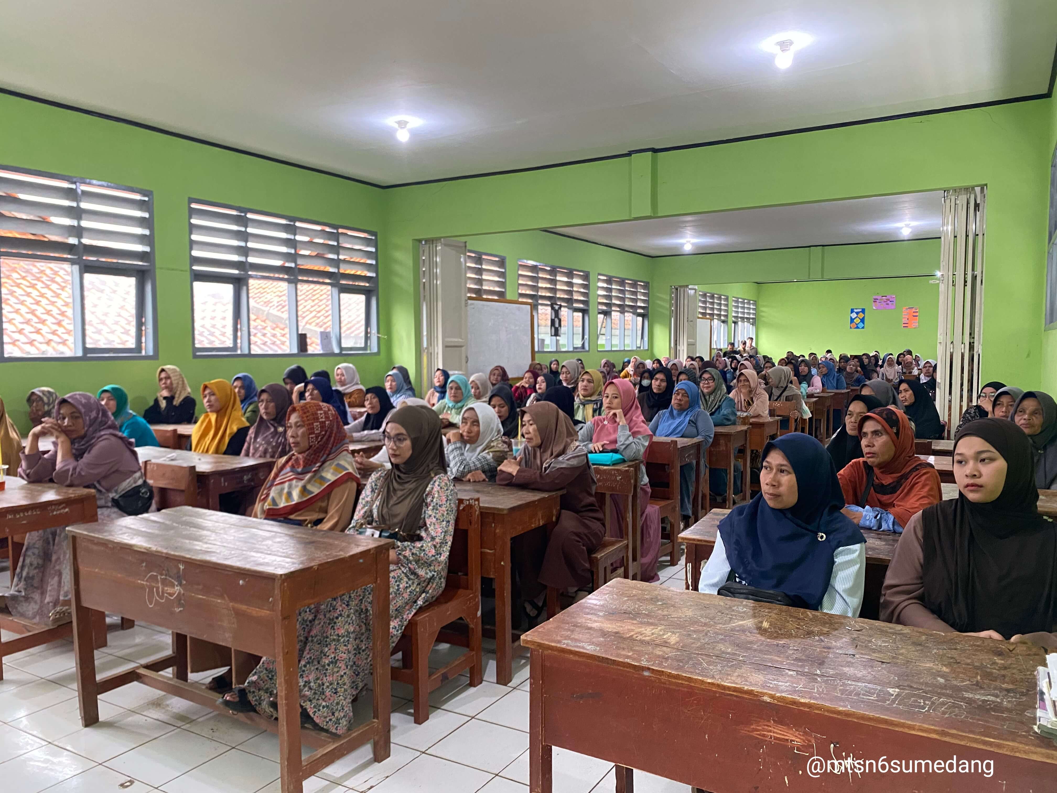 Semester Gasal TA. 2025/2026 Selesai! Kepala Madrasah Bagikan Rapor Para Siswa yang didampingi oleh Orang Tua/Wali